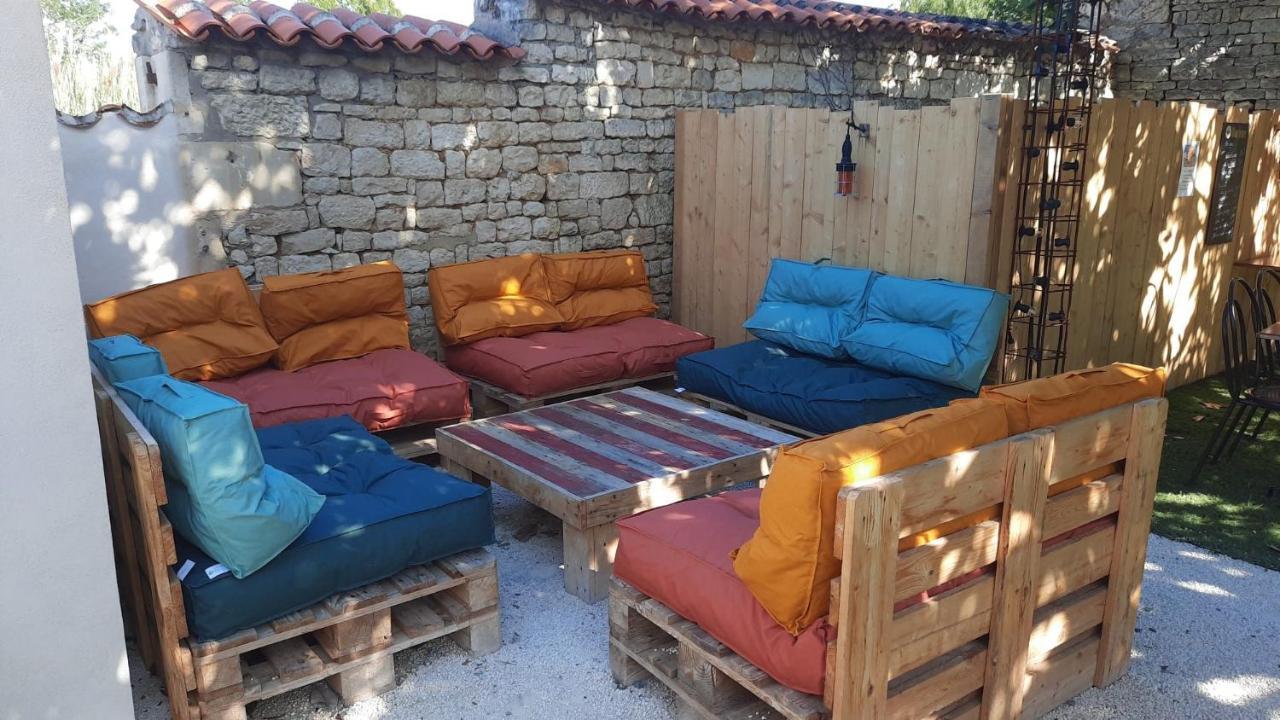 L'Auberge Des Artistes Nieul-sur-l'Autise Luaran gambar